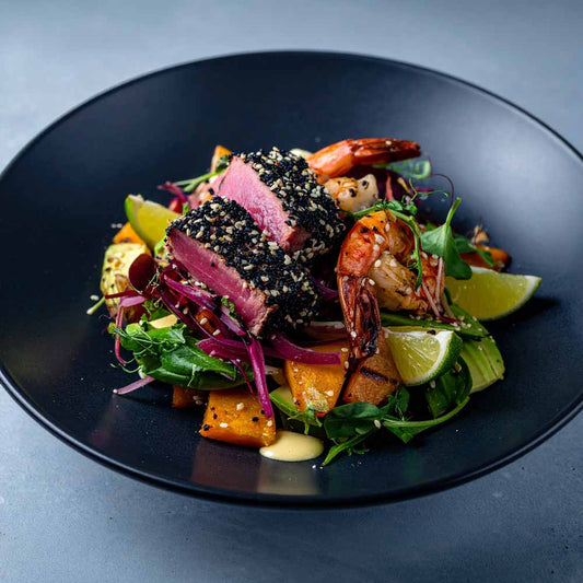 Nikkei-sallad med grillad tonfisk, tigerräkor, sötpotatis och tigre de leche