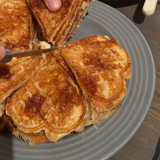 🧇 Salta våfflor med brynt smör, ost, Kalix Löjrom & Skagenröra